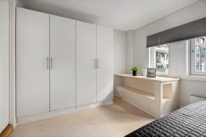 Roperos y armarios: la clave para un hogar organizado